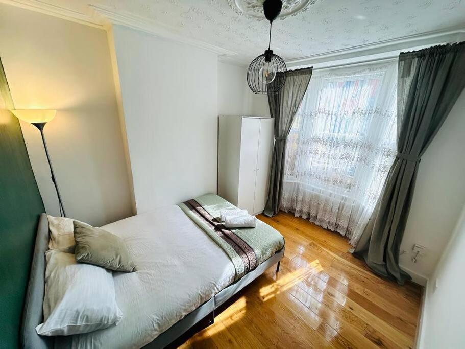 Appartamento Elegant House In Stratford Londra Esterno foto